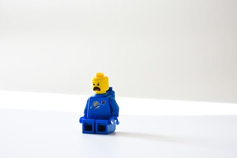 Photographie d'une figurine Lego ayant une expression de tristesse
