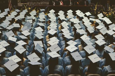 photo d'un groupe de diplômés portant une tenue de graduation
